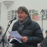 Albert Hingerl appelliert am Ebersberger Marienplatz, für die Demokratie zu kämpfen.